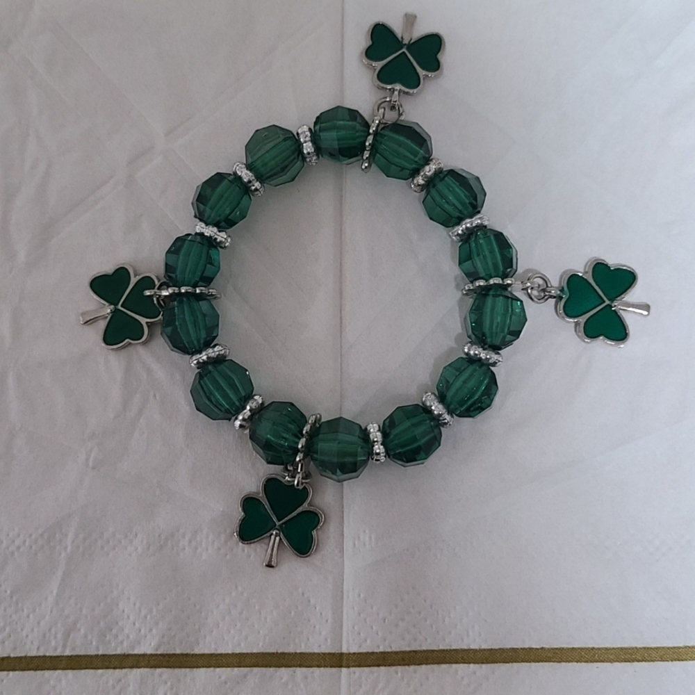 Green Beaded Bracelet with Clover Charm in Silver